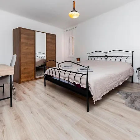 1900 Apartment