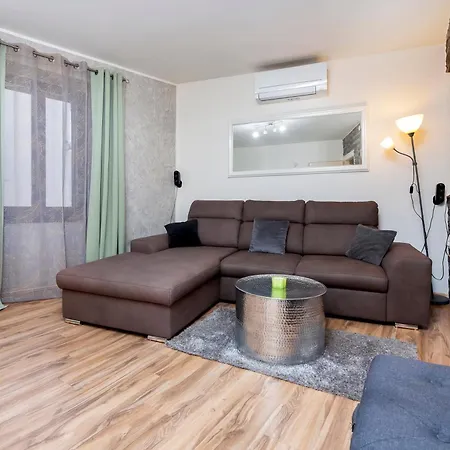 Apartment 1900